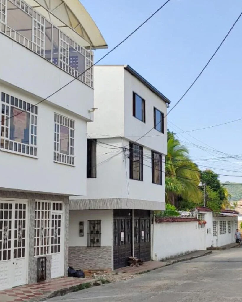 Casa con 2 apartamentos construidos y jacuzzi en la terraza - Melgar